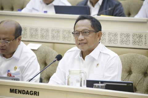 Menteri Dalam Negeri (Mendagri) Tito Karnavian menyampaikan paparan saat mengikuti Rapat Kerja (Raker) dan Rapat Dengar Pendapat (RDP) dengan Komisi II DPR di Kompleks Parlemen, Senayan, Jakarta, Rabu (16/7/2025). Foto: Dok. Kemendagri