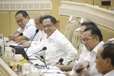 Menteri Dalam Negeri (Mendagri) Tito Karnavian bersiap mengikuti Rapat Kerja (Raker) dan Rapat Dengar Pendapat (RDP) dengan Komisi II DPR di Kompleks Parlemen, Senayan, Jakarta, Rabu (16/7/2025). Foto: Dok. Kemendagri