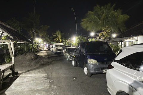 Antrean kendaraan memasuki Pelabuhan Gilimanuk, Bali, Rabu (16/7/2025). Foto: Adhi