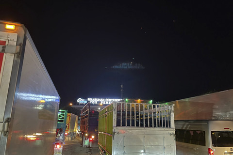 Antrean kendaraan memasuki Pelabuhan Gilimanuk, Bali, Rabu (16/7/2025). Foto: Adhi