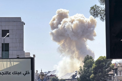 Asap mengepul setelah serangan Israel di dekat kementerian pertahanan Suriah di Damaskus, Suriah, Rabu (16/7/2025). Foto: Rami al Sayed/AFP