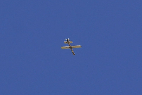 Drone Israel terbang di atas kota Sweida, Suriah, Rabu (16/7/2025). Foto: Bakr Alkasem/AFP