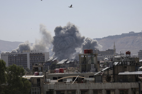 Asap mengepul setelah serangan Israel ke kementerian pertahanan Suriah di Damaskus, Suriah, Rabu (16/7/2025). Foto: Khalil Ashawi/Reuters