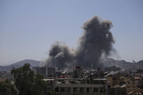 Asap mengepul setelah serangan Israel ke kementerian pertahanan Suriah di Damaskus, Suriah, Rabu (16/7/2025). Foto: Khalil Ashawi/Reuters