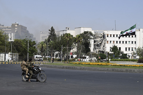 Anggota pasukan keamanan Suriah berjaga setelah serangan Israel ke markas tentara dan kementerian pertahanan Suriah di Damaskus, Suriah, Rabu (16/7/2025). Foto: Louai Beshara/AFP