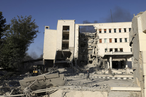 Tim penyelamat mengamati bangunan yang hancur akibat serangan Israel ke markas besar militer dan kementerian pertahanan Suriah di Damaskus, Suriah, Rabu (16/7/2025). Foto: Bakr Alkasem/AFP