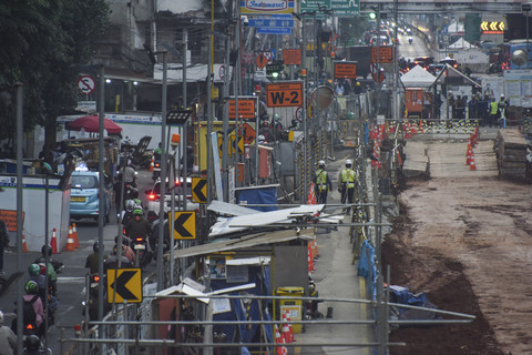 Pekerja melintas di proyek pembangunan MRT Jakarta Fase 2, Jalan Gajah Mada, Jakarta, Rabu (16/7/2025). Foto: Indrianto Eko Suwarso/ANTARA FOTO