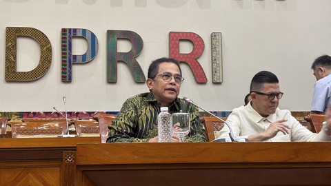 Sekjen DPR RI, Indra Iskandar menyampaikan paparan saat rapat bersama Komisi III DPR RI di Kompleks Parlemen, Senayan, Jakarta pada Kamis (17/7/2025). Foto: Abid Raihan/kumparan