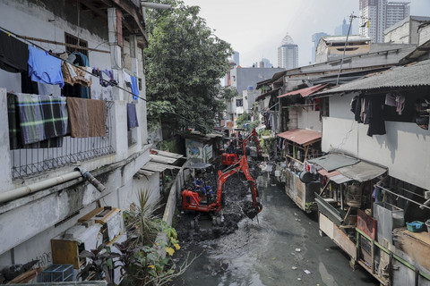 Petugas mengoperasikan alat berat mengeruk sedimentasi di aliran Kali Krukut, Kebon Melati, Jakarta, Kamis (17/7/2025). Foto: Jamal Ramadhan/kumparan