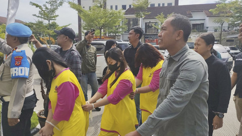 13 tersangka yang ditangkap Polda Jabar atas kasus human trafficking jual beli anak ke Singapura, Kamis (17/7/2025). Foto: Alya Zahra/kumparan 