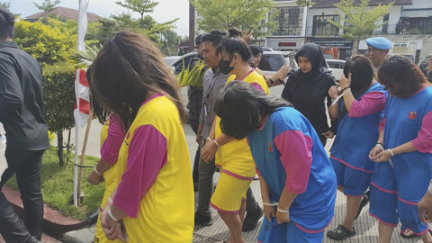 13 tersangka yang ditangkap Polda Jabar atas kasus human trafficking jual beli anak ke Singapura, Kamis (17/7/2025). Foto: Alya Zahra/kumparan