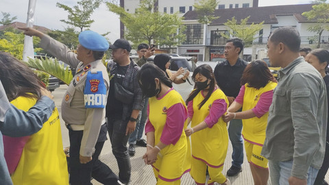 13 tersangka yang ditangkap Polda Jabar atas kasus human trafficking jual beli anak ke Singapura, Kamis (17/7/2025). Foto: Alya Zahra/kumparan