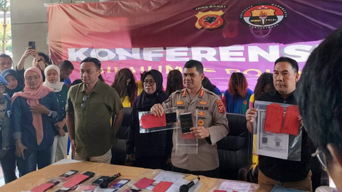 Polisi menunjukkan sejumlah barang bukti saat gelar konferensi pers di Polda Jabar atas penetapan 13 tersangka dalam kasus human trafficking jual beli bayi, pada Kamis (17/7). Foto: Alya Zahra/kumparan