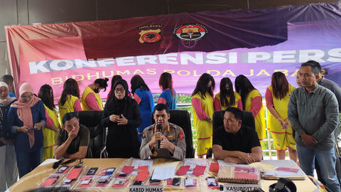 Konferensi pers Polda Jabar atas penetapan 13 tersangka dalam kasus human trafficking jual beli bayi, pada Kamis (17/7). Foto: Alya Zahra/kumparan