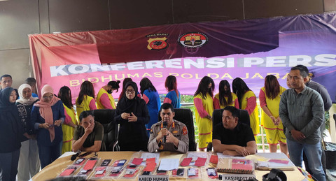 Konpers Polda Jabar, kasus perdagangan bayi, Kamis (17/7/2025). Dok: Alya/kumparan