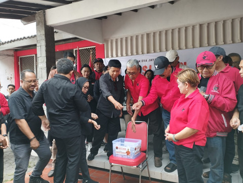 Puluhan kader PDIP Kota Yogya menggelar aksi galang koin sebagai dukungan untuk Hasto Kristiyanto yang diyakini menjadi korban kriminalisasi dan politisasi hukum, Rabu (16/7). Foto: Dok. Istimewa