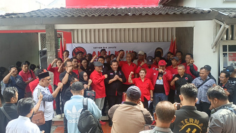 Puluhan kader PDIP Kota Yogya menggelar aksi galang koin sebagai dukungan untuk Hasto Kristiyanto yang diyakini menjadi korban kriminalisasi dan politisasi hukum, Rabu (16/7). Foto: Dok. Istimewa