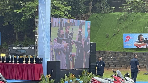 Layar menampilkan Kapolri Jenderal Listyo Sigit Prabowo saat meresmikan Lapangan Tembak Hoegeng Iman Santoso di Mako Brimob, Depok, Jawa Barat, Kamis (17/7/2025). Foto: Rayyan Farhansyah/kumparan