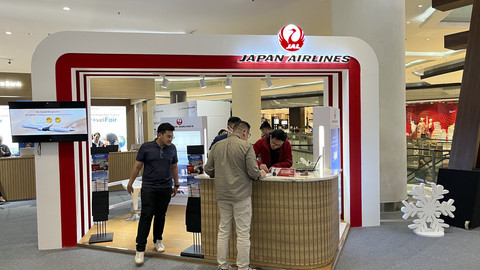 Booth Japan Airlines (JAL) di Japan Airlines Travel Fair yang digelar di Lippo Mal Puri Kembangan, Jakarta pada Kamis (17/7/2025). Foto: Gitario Vista Inasis/kumparan