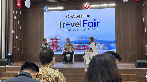 Sales Manager Japan Airlines Benny Herlian dan Head of Consumer Card and Digital Loan Payment Business Permata Bank, Cahyo Sasongko pada Japan Airlines (JAL) Travel Fair yang digelar di kawasan Puri Indah, Kembangan, Jakarta Barat, Rabu (17/7/2025). Foto: Gitario Vista Inasis/kumparan