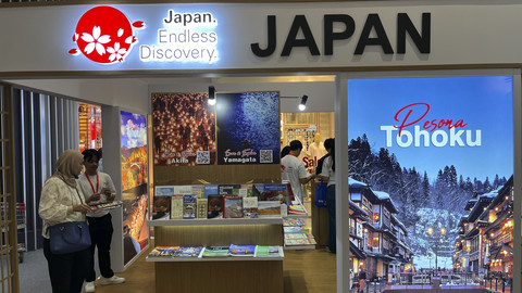 Booth Japan Nasional Tourism Organization (JNTO) Japan Airlines Travel Fair yang digelar di Lippo Mal Puri Kembangan, Jakarta pada Kamis (17/7/2025). Foto: Gitario Vista Inasis/kumparan 