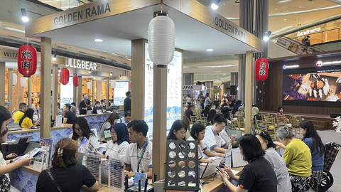 Booth travel agent Japan Airlines Travel Fair yang digelar di Lippo Mal Puri Kembangan, Jakarta pada Kamis (17/7/2025). Foto: Gitario Vista Inasis/kumparan 