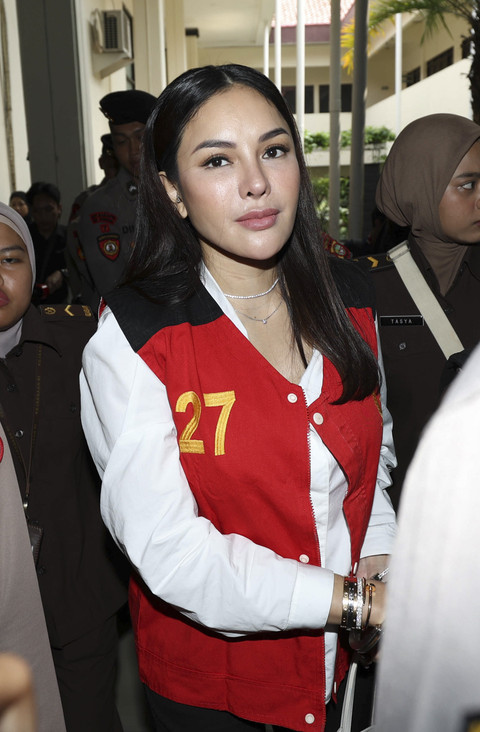 Terdakwa Nikita Mirzani saat menjalani sidang di Pengadilan Negeri Jakarta Selatan, Jakarta, Kamis, (17/7/2025). Foto: Agus Apriyanto