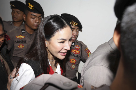 Terdakwa Nikita Mirzani saat menjalani sidang di Pengadilan Negeri Jakarta Selatan, Jakarta, Kamis, (17/7/2025). Foto: Agus Apriyanto