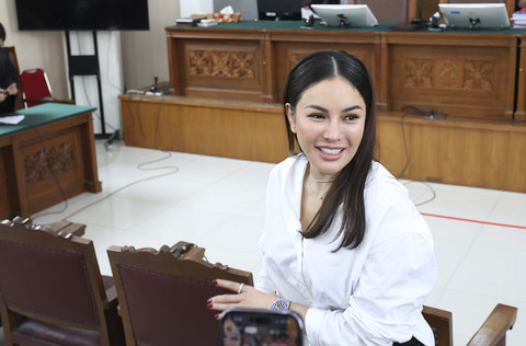 Terdakwa Nikita Mirzani saat menjalani sidang di Pengadilan Negeri Jakarta Selatan, Jakarta, Kamis (17/7/2025). Foto: Agus Apriyanto