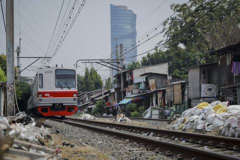 Kereta Rel Listrik (KRL) Commuterline melintas di kawasan Pejompongan, Jakarta, Kamis (16/7/2025). Foto: Jamal Ramadhan/kumparan