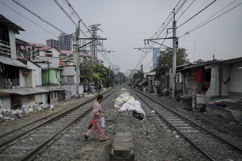 Seorang warga beraktivitas di rel kereta api di kawasan Pejompongan, Jakarta, Kamis (16/7/2025). Foto: Jamal Ramadhan/kumparan