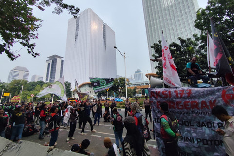 Aksi 177 ojol di Kawasan Monas, Jakarta Pusat, pada Kamis (17/7/2025). Foto: Rachmadi Rasyad/kumparan