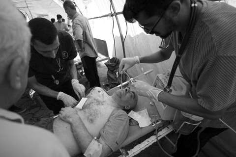 Seorang pria Kristen Palestina menerima perawatan medis setelah serangan Israel terhadap Gereja Keluarga Kudus di Rumah Sakit Arab Al-Ahli, Gaza, Kamis (17/7/2025). Foto: Dawoud Abu Alkas/REUTERS