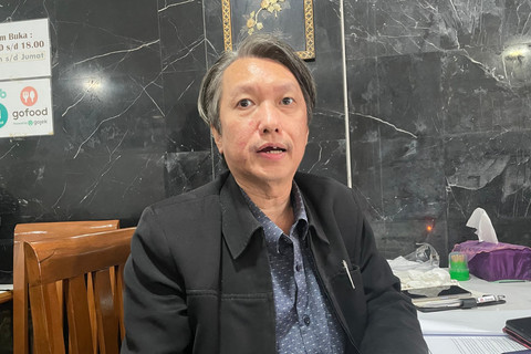 Perwakilan dari Lembaga Konsultasi & Bantuan Hukum Pajak, David Lesmana, usai menyerahkan Amicus Curiae untuk perkara Tom Lembong, saat ditemui di kawasan Kemayoran, Jakarta Pusat, Kamis (17/7/2025). Foto: Fadhil Pramudya/kumparan