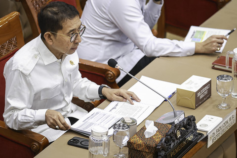 Menteri Kebudayaan Fadli Zon menyampaikan paparan saat rapat kerja dengan Komisi X DPR di Kompleks Parlemen, Senayan, Jakarta, Kamis (17/7/2025).  Foto: Dhemas Reviyanto/Antara Foto