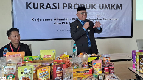Bupati Gorontalo, Hi Sofyan Puhi ST, saat memberikan pengantar dalam pembukaan kegiatan Kurasi Produk UMKM yang diselenggarakan oleh Alfamidi Branch Manado.