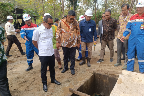 Menteri ESDM Bahlil Lahadalia meninjau sumur rakyat di kawasan Ledok, Kabupaten Blora, Jawa Tengah, Kamis (17/7/2025). Foto: Muhammad Fhandra/kumparan
