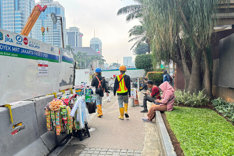Proyek MRT Fase 2 di depan Wisma Mandiri, Kamis (17/7/2025). Foto: Ave Airiza Gunanto/kumparan