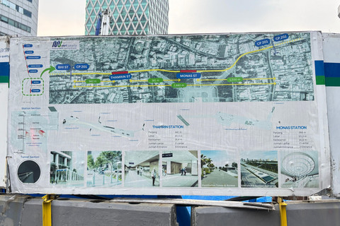 Proyek MRT Fase 2 di depan Wisma Mandiri, Kamis (17/7/2025). Foto: Ave Airiza Gunanto/kumparan
