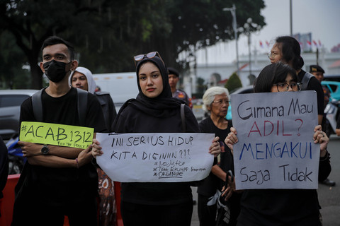 Sejumlah aktivis mengikuti aksi Kamisan di depan Istana Merdeka, Jakarta, Kamis (17/7/2025). Foto: Jamal Ramadhan/kumparan