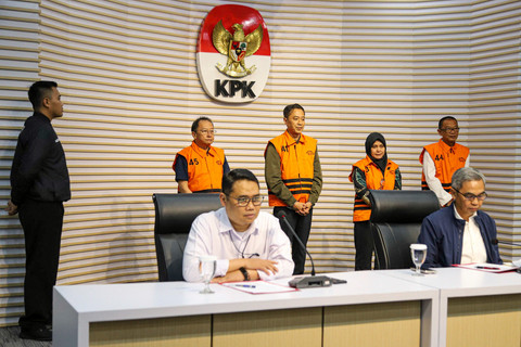 Tersangka kasus dugaan pemerasan TKA Kemnaker (dari kiri ke kanan) Wisnu Pramono, Haryanto, Devi Angraeni, dan Suhartono dihadirkan saat konferensi pers penetapan dan penahanan tersangka di Gedung Merah Putih KPK, Jakarta, Kamis (17/7/2025). Foto: Iqbal Firdaus/kumparan