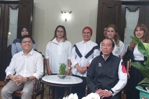 Plt Ketum Partai Solidaritas Indonesia (PSI) Andy Budiman memberikan jaket partai ke Jokowi di Solo, Jateng, Kamis (17/7/2015). Foto: kumparan