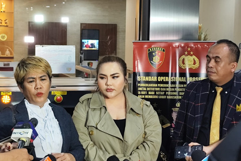 Lisa Mariana usai diperiksa di Bareskrim Polri, Jakarta, Kamis (17/7/2025). Foto: Rachmadi Rasyad/kumparan