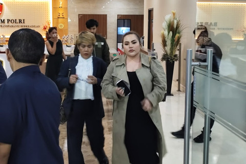 Lisa Mariana usai diperiksa di Bareskrim Polri, Jakarta, Kamis (17/7/2025). Foto: Rachmadi Rasyad/kumparan