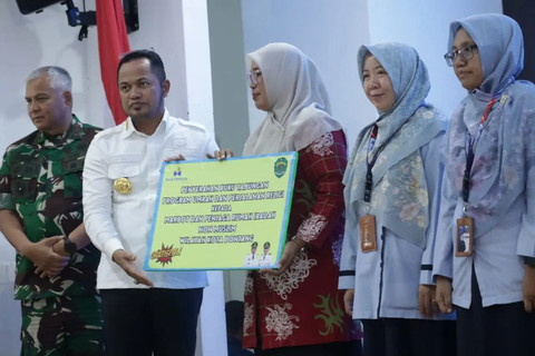 Gubernur Kalimantan Timur, H. Rudy Mas’ud (kedua dari kiri) saat menyerahkan penghargaan berupa perjalanan ibadah umrah dan perjalanan religi lewat program Gratispol untuk marbut masjid dan penjaga rumah ibadah lintas agama di Kota Bontang, Sabtu (12/7/2025). Foto: Dok. Istimewa