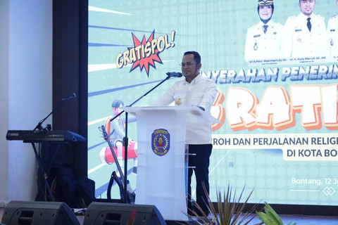 Gubernur Kalimantan Timur, H. Rudy Mas’ud dalam memberikan sambutan pada penyerahan program Gratispol di Kota Bontang, Sabtu (12/7/2025). Foto: Dok. Istimewa