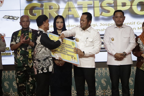 Gubernur Kalimantan Timur, H. Rudy Mas’ud (kedua dari kanan) saat menyerahkan Gratispol untuk untuk marbut masjid dan penjaga rumah ibadah lintas agama di Kutai Timur, Minggu (13/7/2025). Foto: Dok. Istimewa