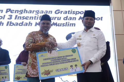 Gubernur Kalimantan Timur, H. Rudy Mas’ud (kanan) saat menyerahkan insentif lewat program untuk guru dan ustaz/uztazah di Berau, Rabu (16/7/2025). Foto: Dok. Istimewa