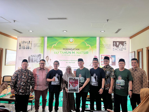 Penyerahan secara simbolis poster film kepada Erick Yusuf selaku produser eksekutif film Mohammad Natsir. Foto: Dok. Dewan Dakwah Islamiyah