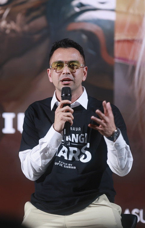 Artis sekaligus Utusan Khusus Presiden Bidang Pembinaan Generasi Muda dan Pekerja Seni Raffi Ahmad menjawab pertanyaan awak media saat sesi konferensi pers di Pejaten, Jakarta, Kamis, (17/7/2025). Foto: Agus Apriyanto